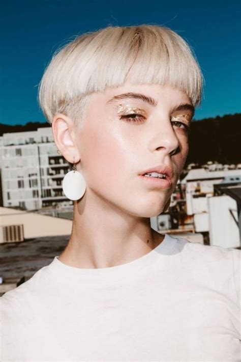 Zoom sur la tendance cheveux du bowl cut